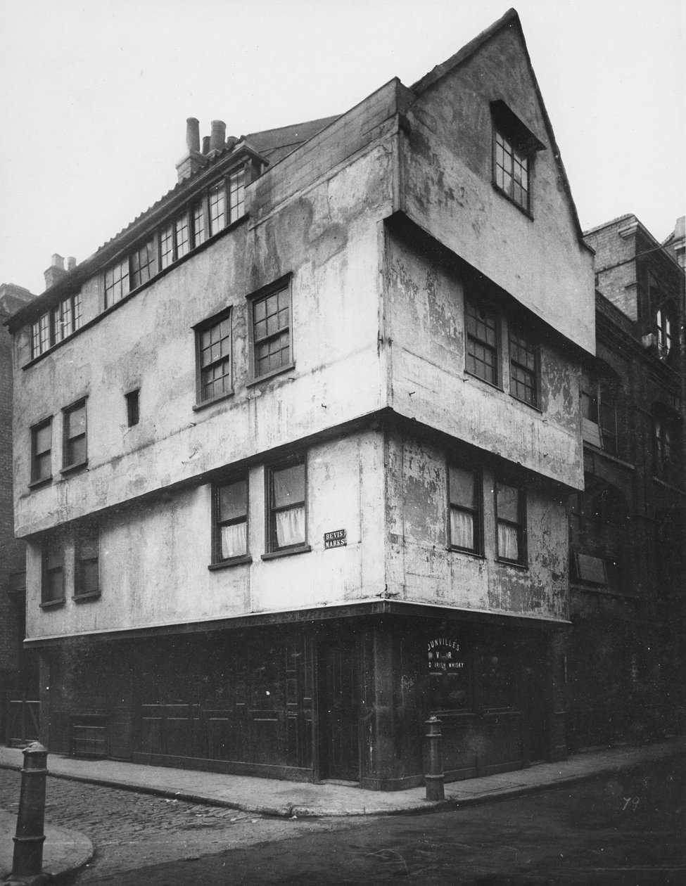 Golden Axe Inn, i hörnet av St Mary Axe och Bevis Marks, nära Bishopsgate, omkring 1883. av Henry Dixon