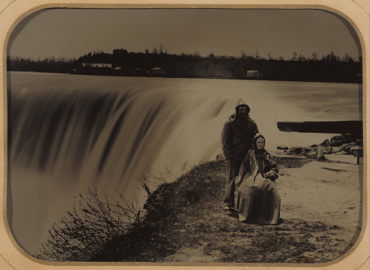 Par vid Niagara Falls i Waterproofs av Henry Hollister