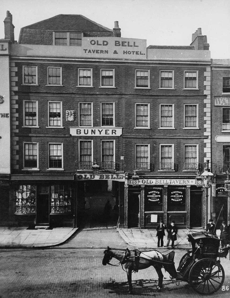 The Old Bell Inn, High Holborn, c.1884 av Henry Dixon