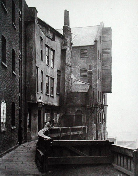 Vy över figurer vid St. Mary Overie Dock, Bankside av Henry Dixon