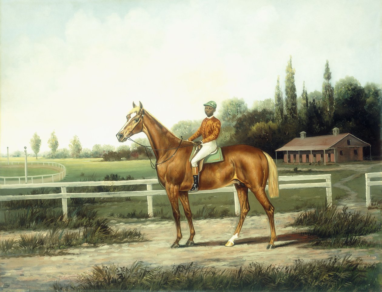 En kastanjebrun kapplöpningshäst med jockey uppe på en träningsbana med stallar bortom, av Henry H. Cross