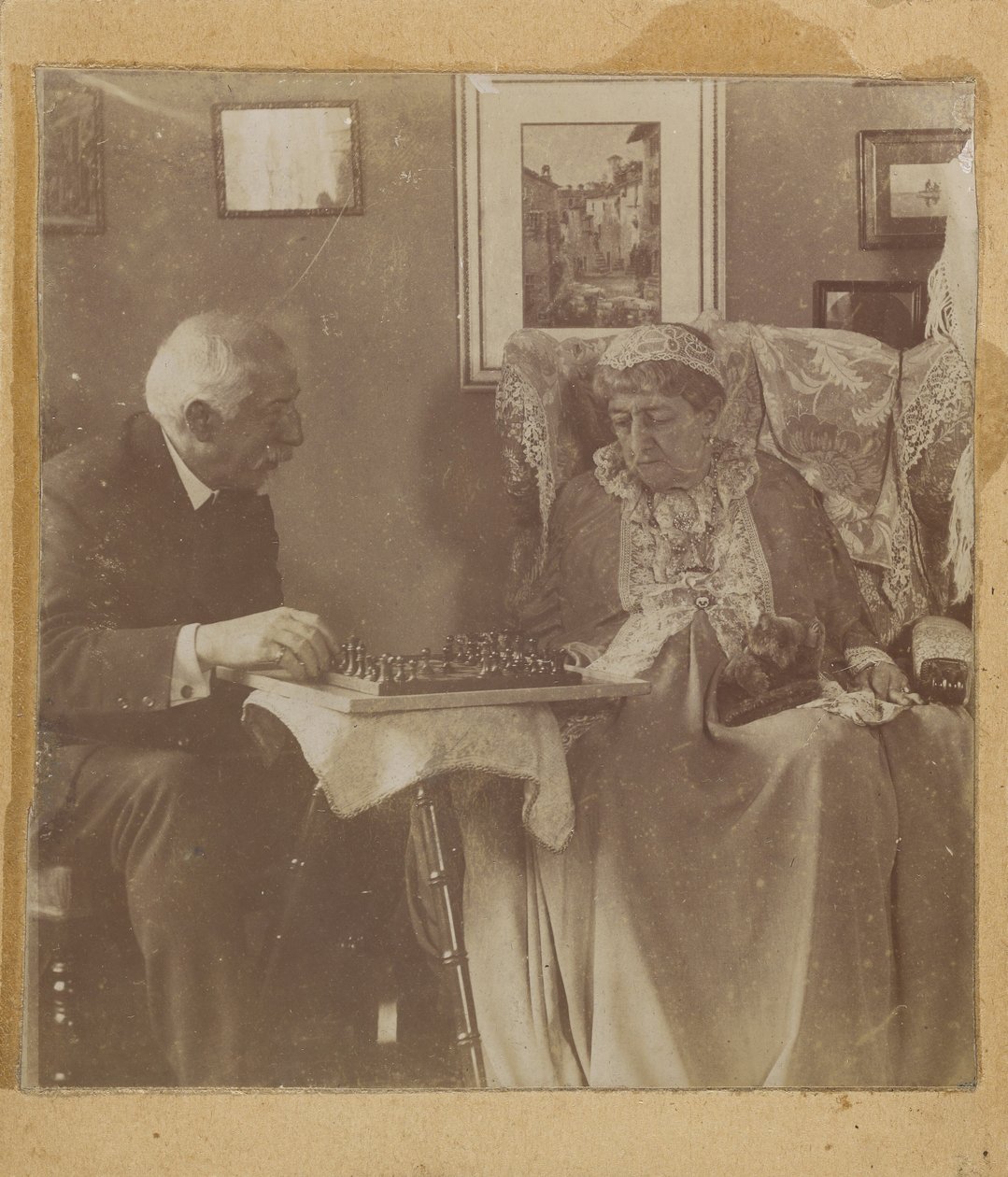 [Hardinge Hay Cameron och Lady Dalrymple spelar schack] av Henry Herschel Hay Cameron