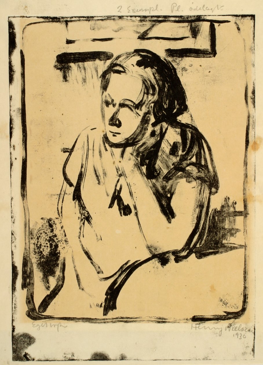 Kvinnan sitter vid ett runt bord med handen under kinden av Henry Nielsen