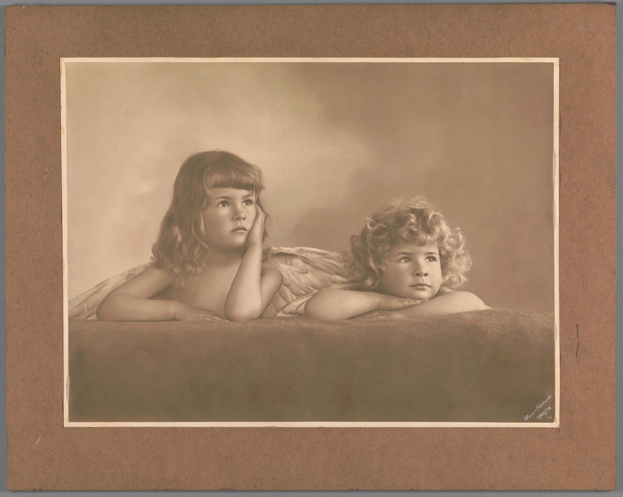 Porträtt av Agnes Renée och Irène Heloïse Pauw van Wieldrecht, fotografens döttrar, i en pose lånad från puttin på Raphaels Sixtinska Madonna (Dresden, Galerie Alte Meister) av Henry Pauw van Wieldrecht