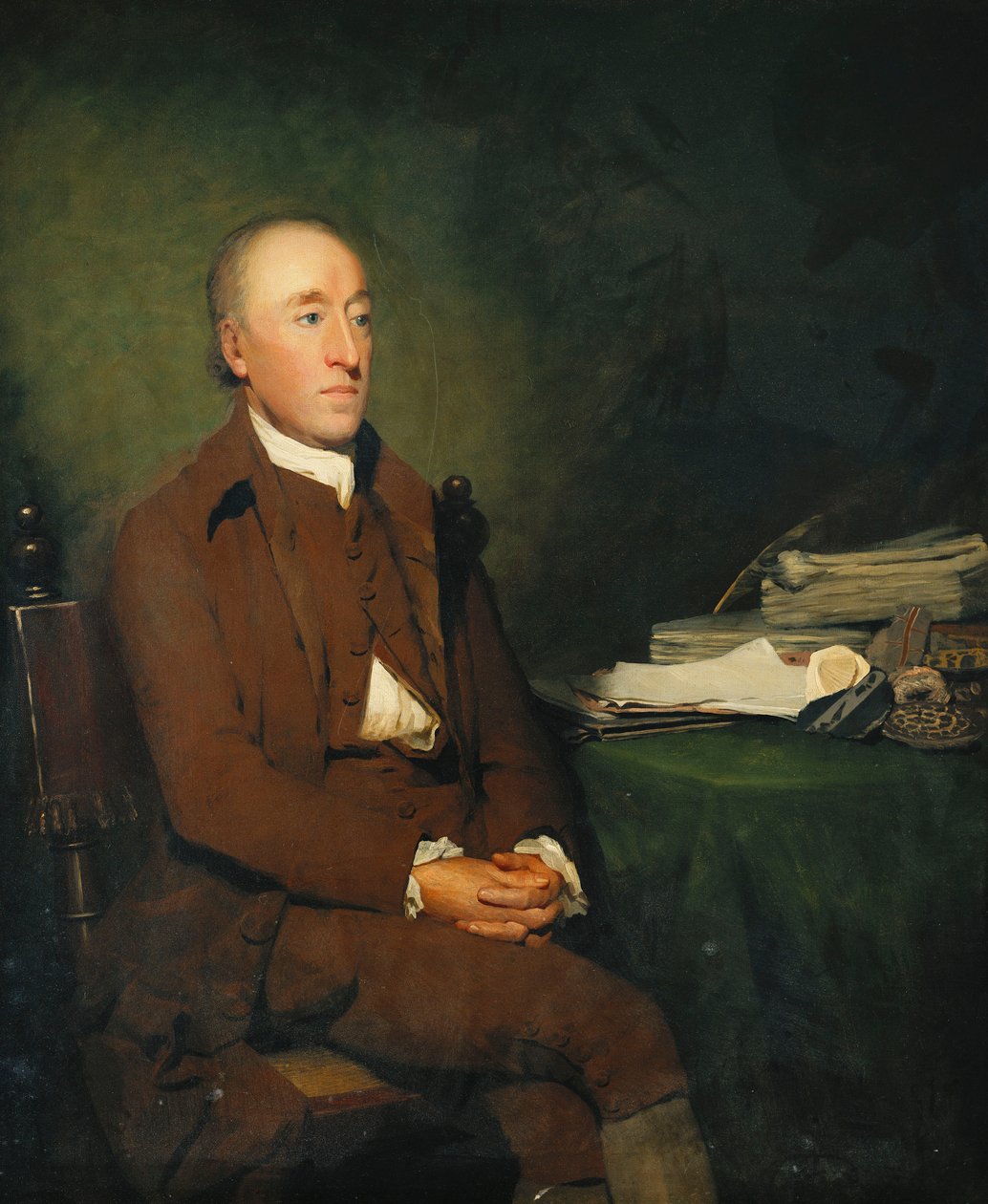 Porträtt av Dr James Hutton, sittande tre fjärdedels längd i en brun jacka och ridbyxor och vit stock, en hög med geologiska exemplar på bordet bredvid honom, av Henry Raeburn