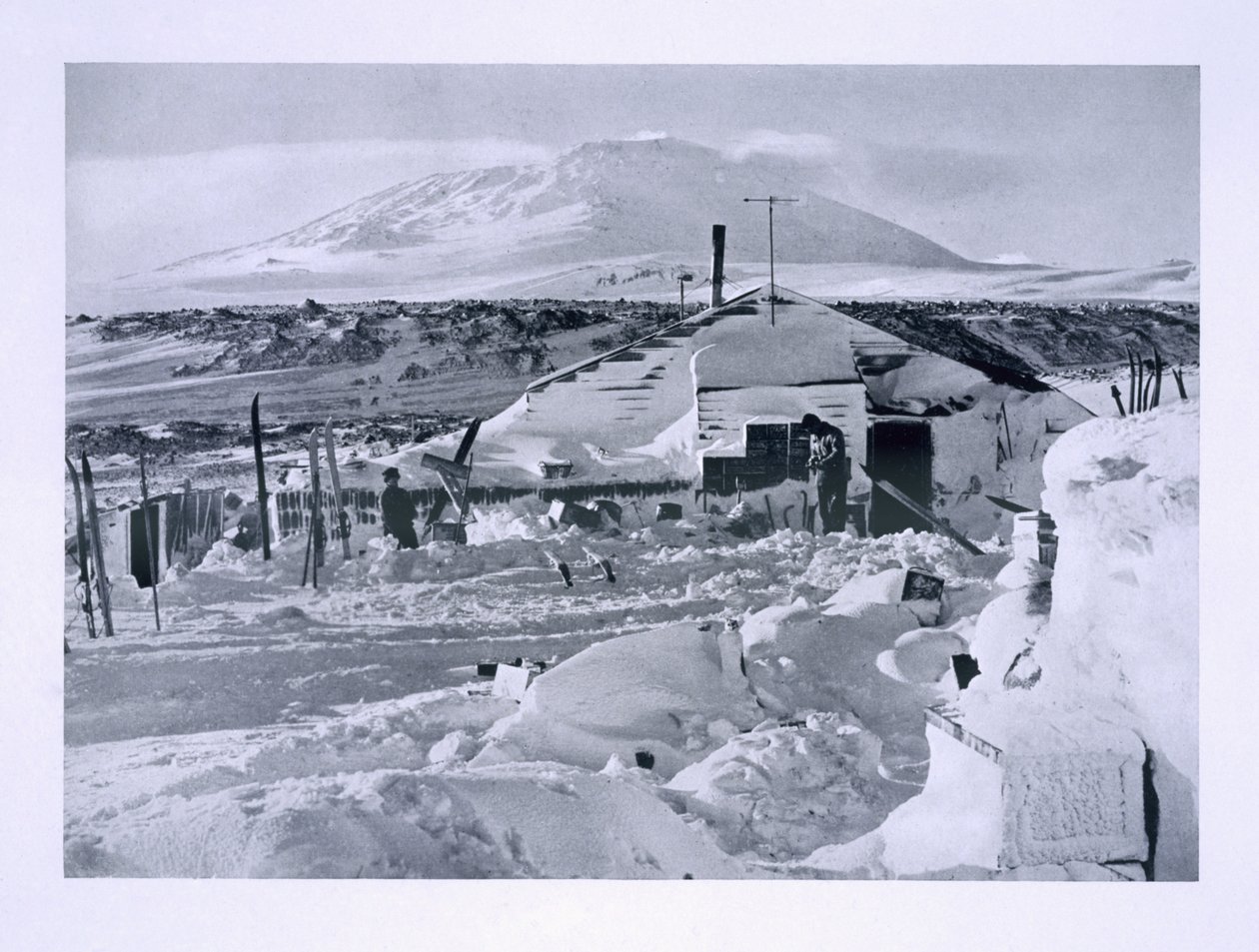 I vinterkvarteren arbetar han med kartor och protokoll från "Scotts sista expedition". av Herbert Ponting