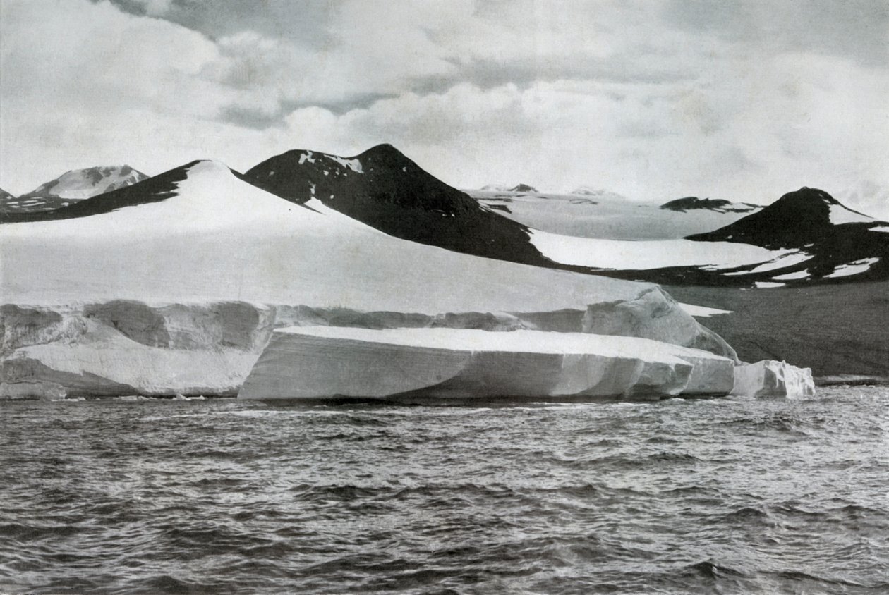 En Berg kalvning från en glaciär vid Cape Crozier, c1911, 1913 av Herbert Ponting