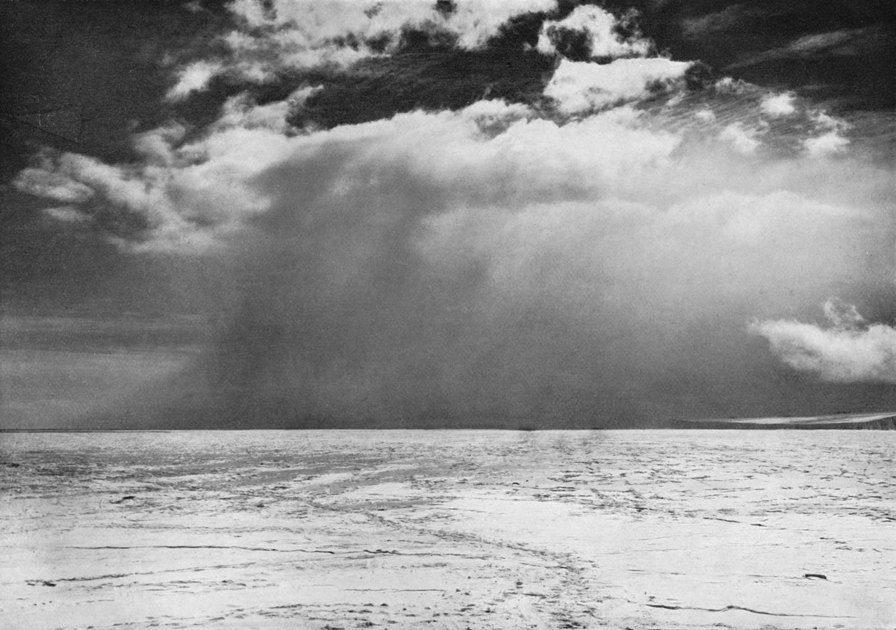 En snöstorm närmar sig över havsisen, c19101913, 1913. av Herbert Ponting