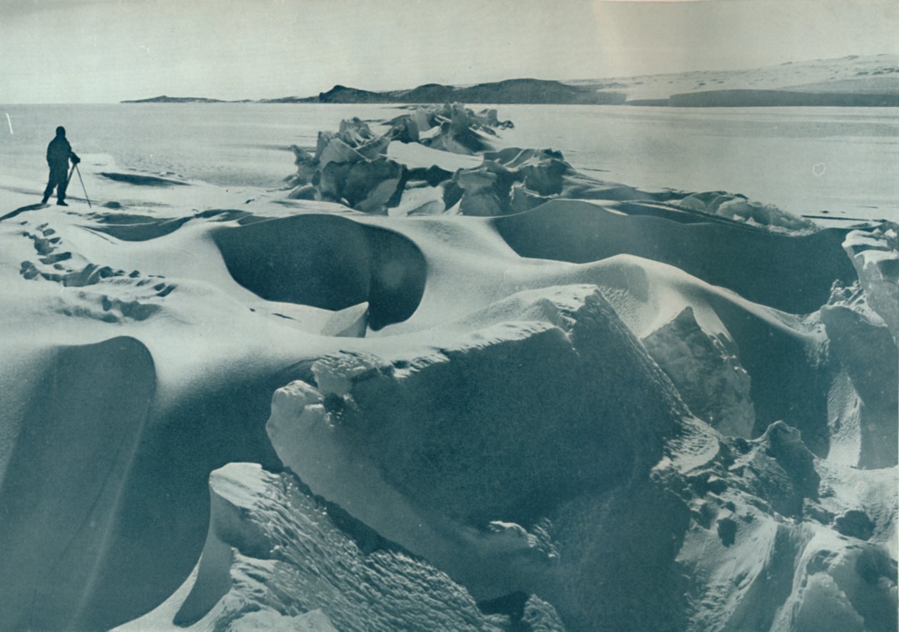 En tryckrygg i havsisen som löper mot Cape Barne, 1911, 1913 av Herbert Ponting