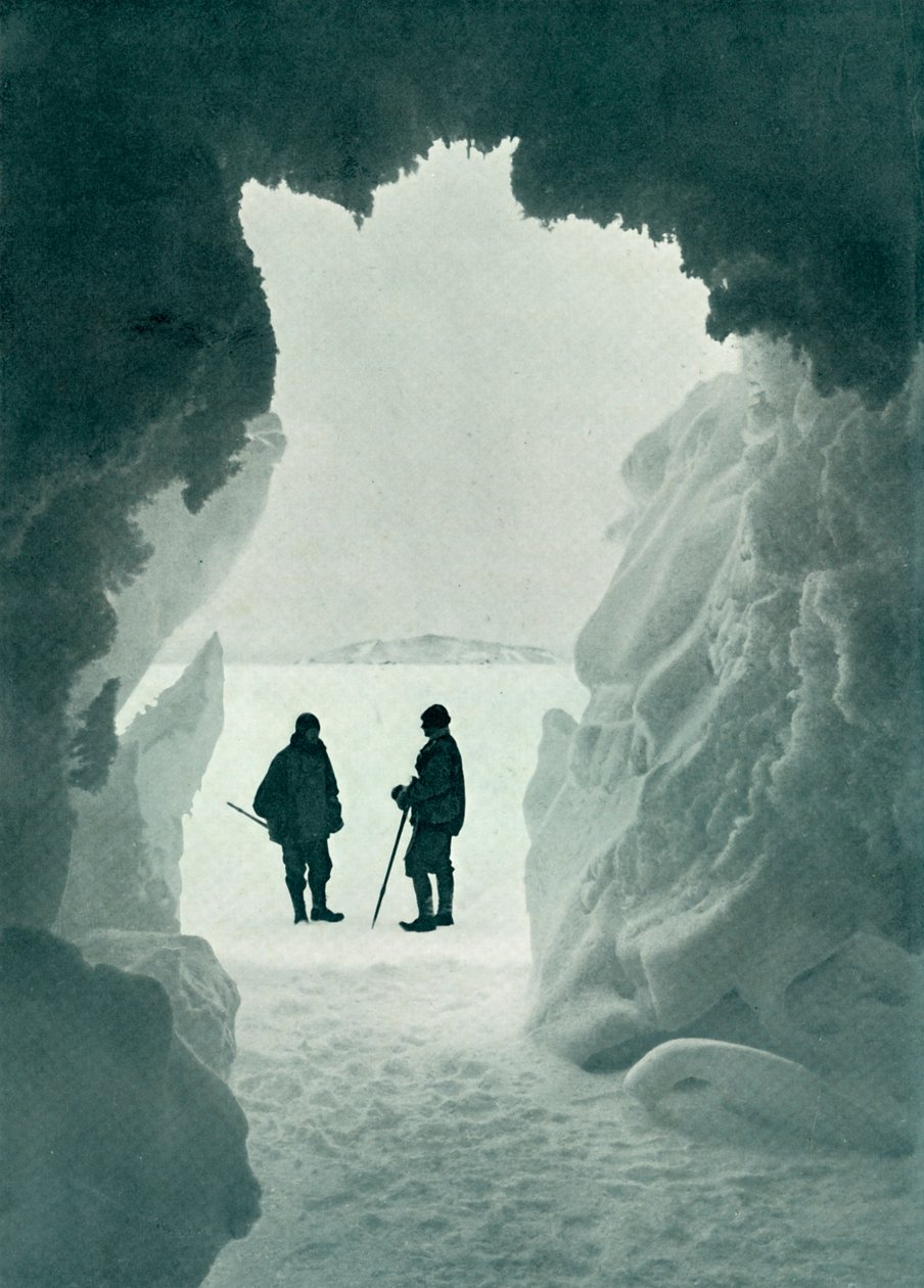 An Ice Grotto - Tent Island in Distance Kapten Scott och Wright, c1911, 1913 av Herbert Ponting