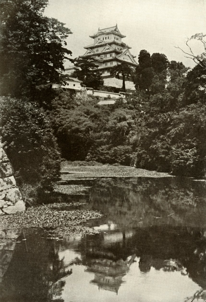 Ett gammalt feodalt slott från vallgraven, 1910. av Herbert Ponting