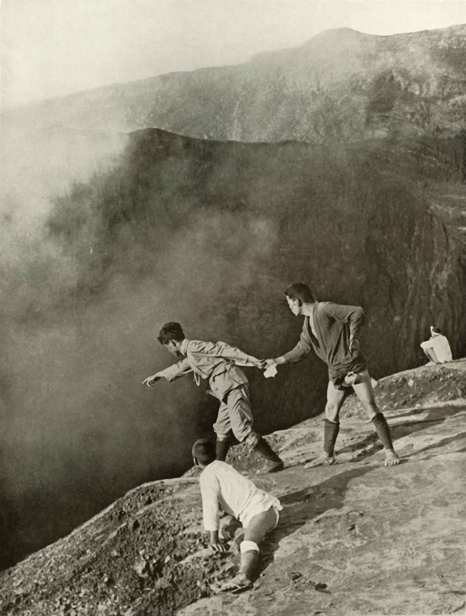 Vid Craters Brink, Aso-San, 1910. av Herbert Ponting