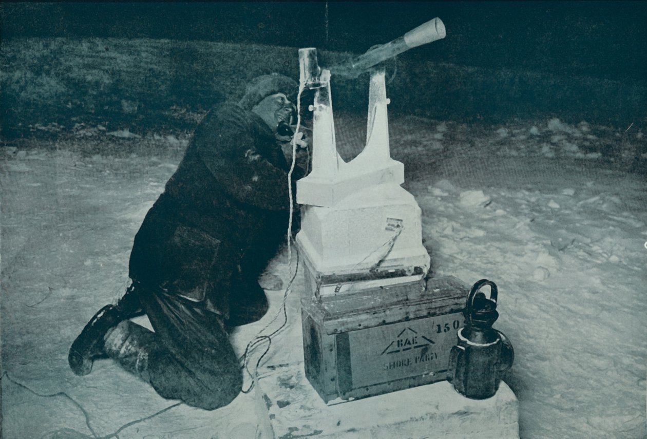 C. S. Wright gör observation med transiten., 8 augusti 1911, 1913 av Herbert Ponting