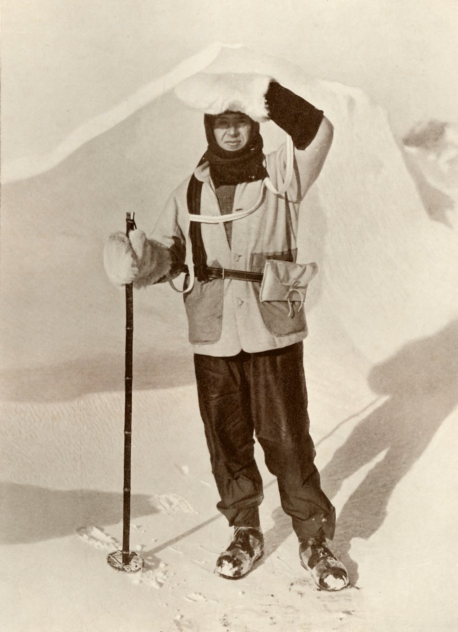 Kapten Scott bär plånboken i vilken han bar sina slädejournaler, c1910-1911, 1913 av Herbert Ponting