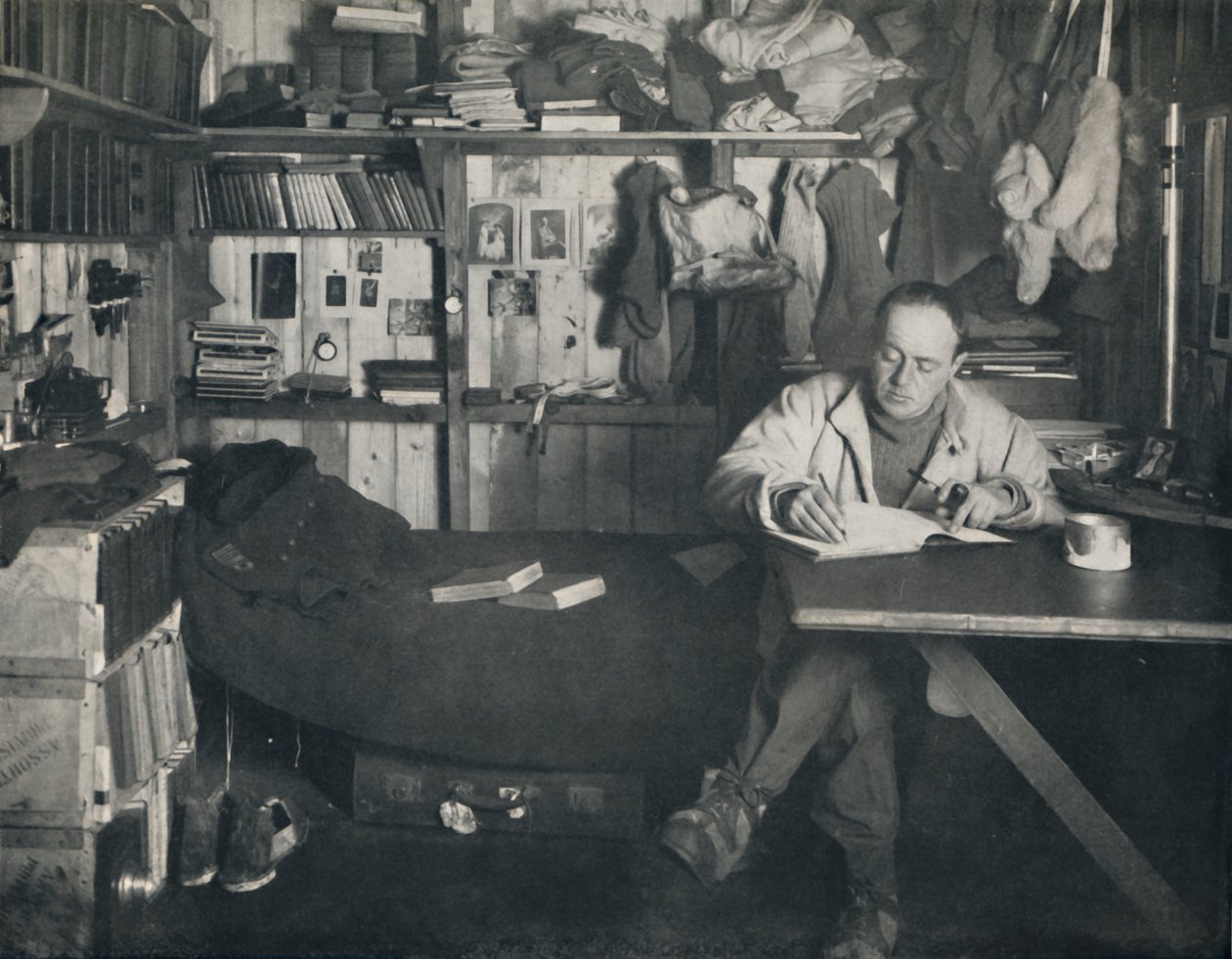 Kapten Scott skriver sin dagbok i hyddan vid Cape Evans, c1911, 1914. av Herbert Ponting