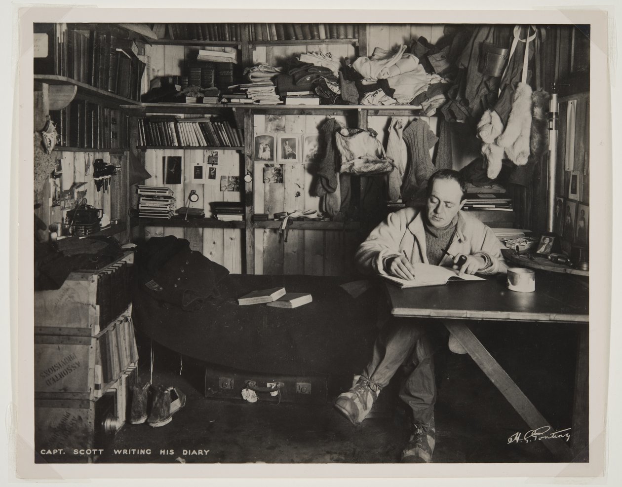 Kapten Scott skriver sin dagbok under Terra Nova-expeditionen (1910-13) till Sydpolen (bromidtryck) av Herbert Ponting