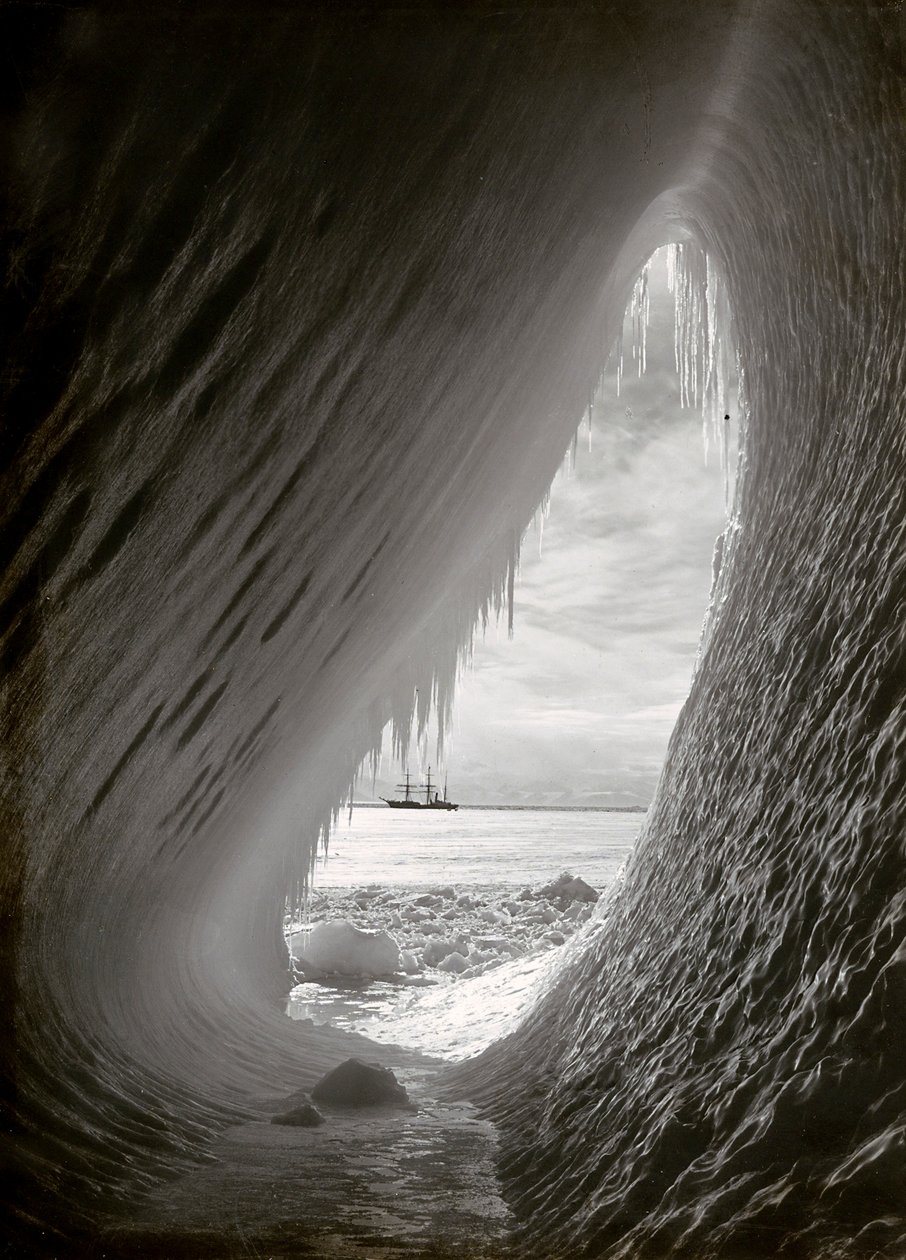 Grotta uthuggen i isen av Herbert Ponting