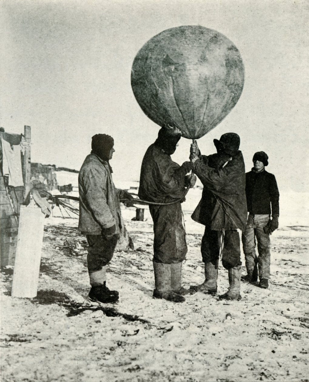 Dr. Simpson skickar upp en ballong, 1911, 1913 av Herbert Ponting