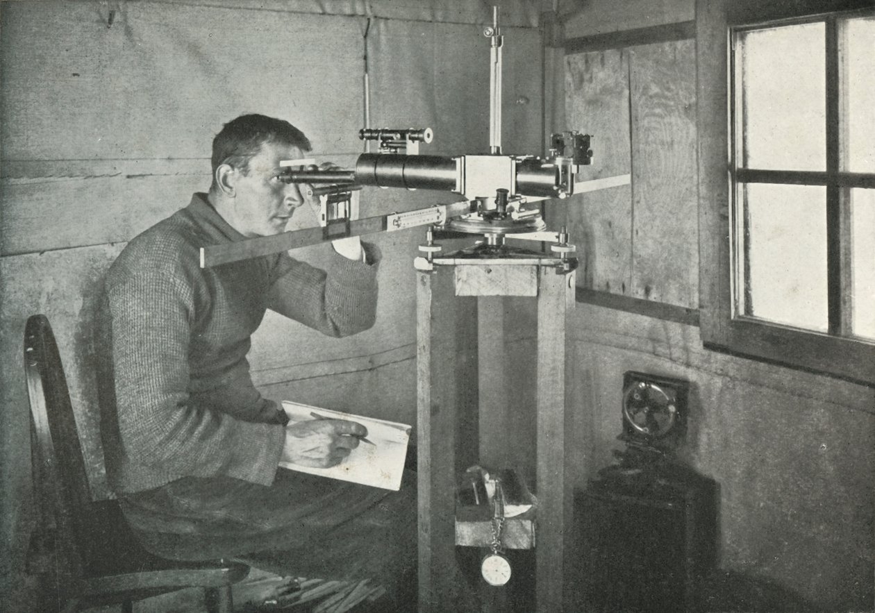 Dr. Simpson vid Unifilar Magnetometer, 1911, 1913 av Herbert Ponting