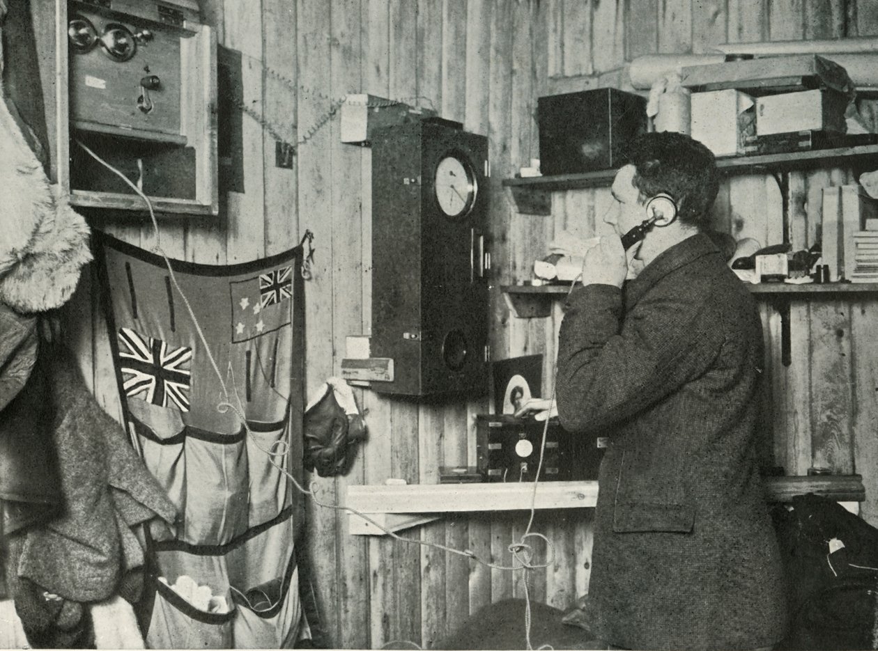 Dr. Simpson i kojan vid andra änden av telefonen Timing the observation, c1911, 1913 av Herbert Ponting