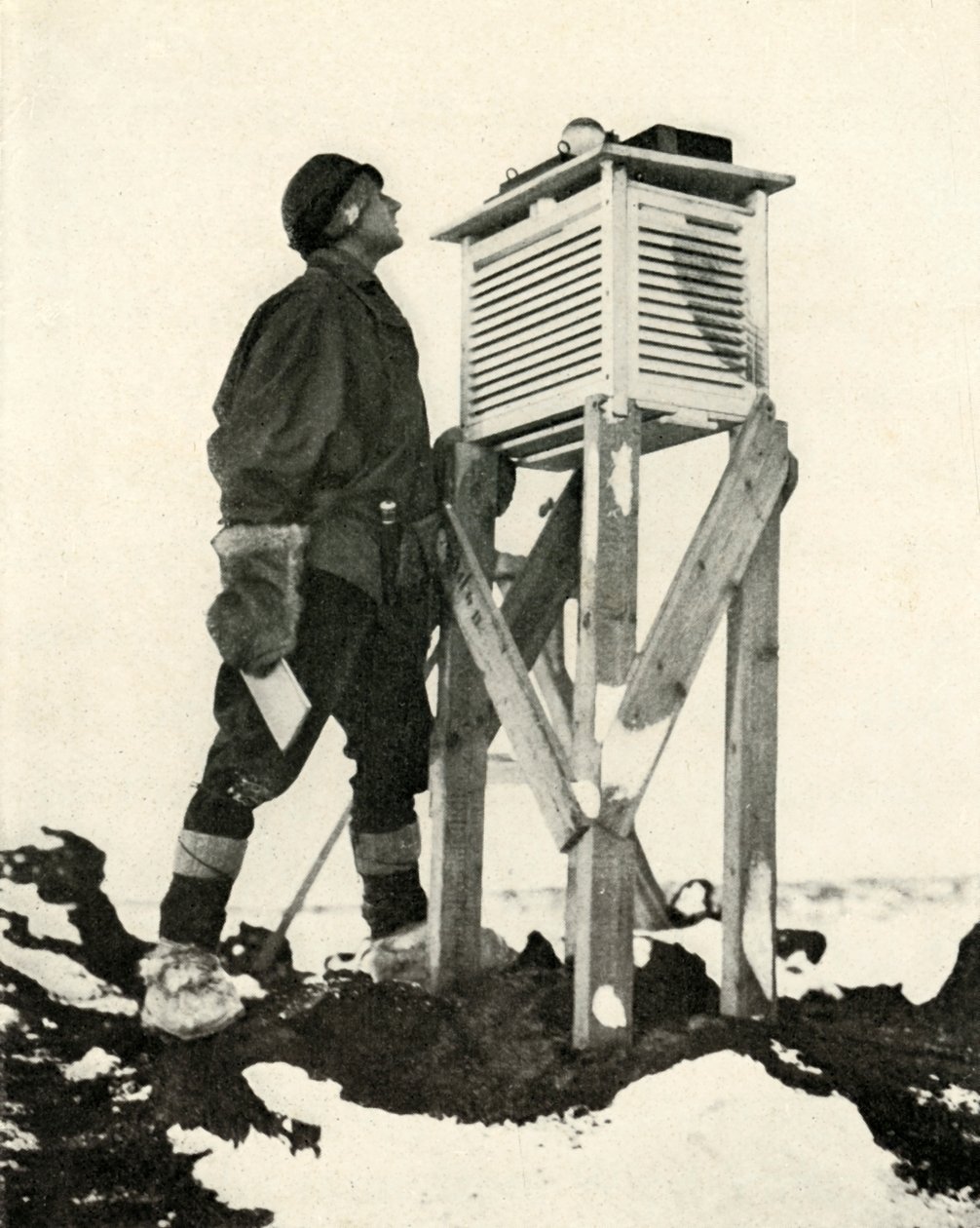 Dr. Wilson ser hur de första solljusstrålarna registreras, c1911, 1913 av Herbert Ponting
