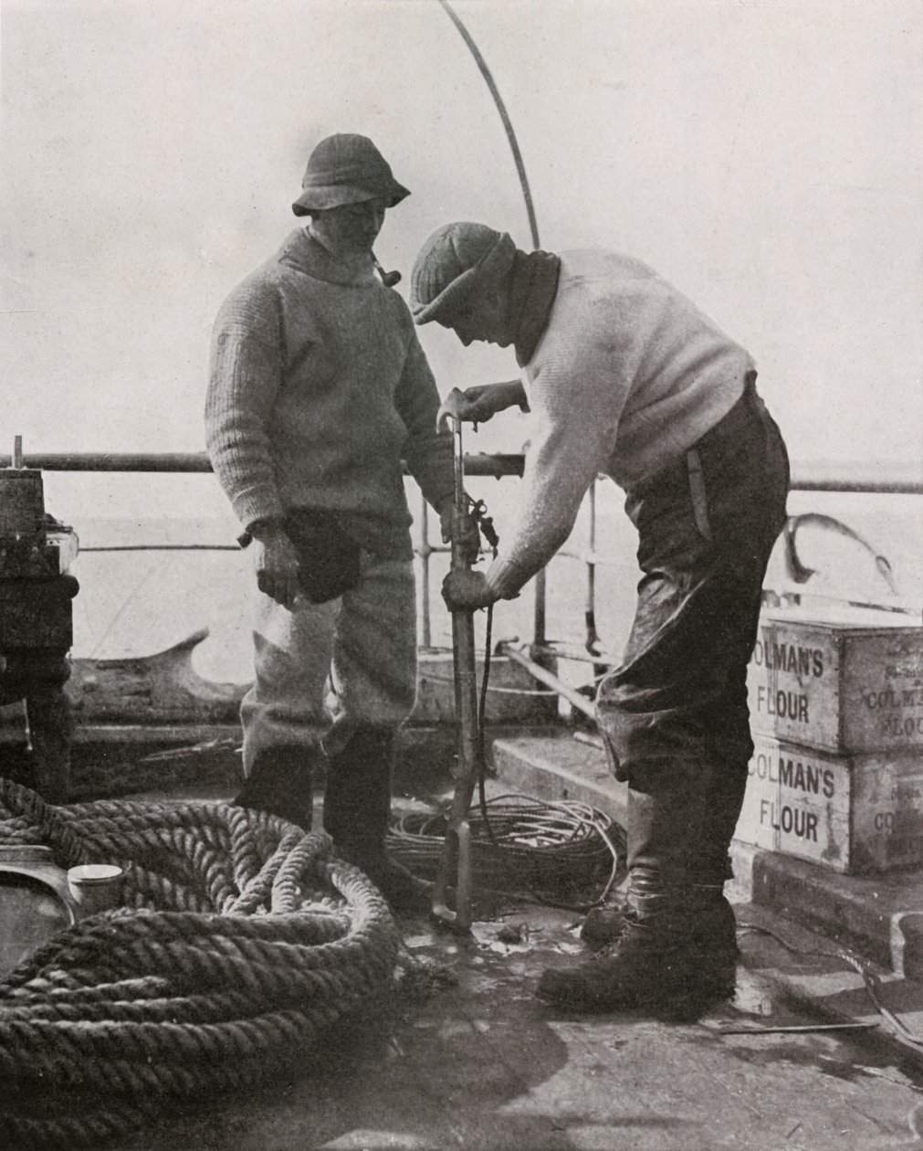 Dr. Wilson och Dr. Atkinson laddar The Harpoon Gun, c19101913, 1913 av Herbert Ponting