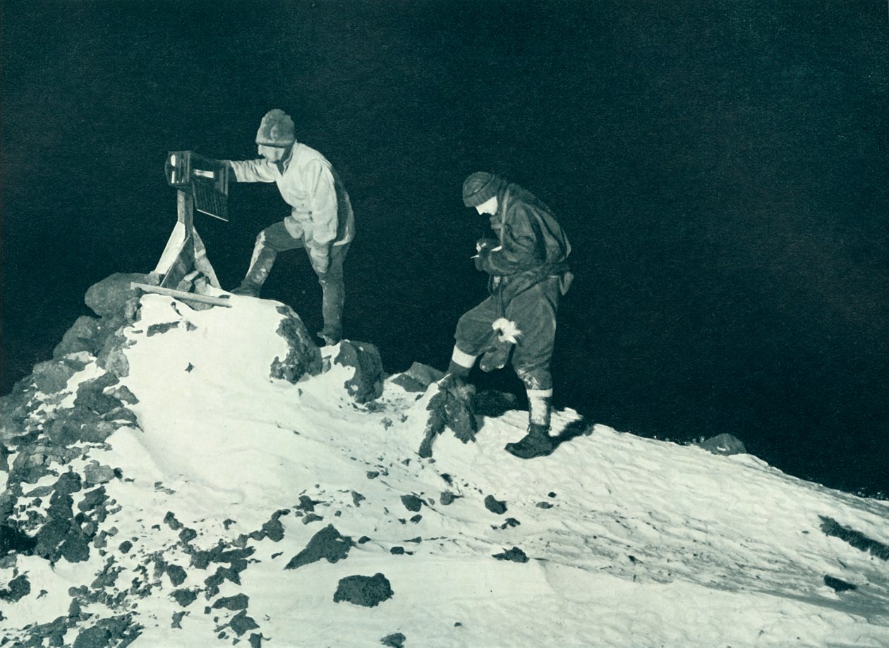 Dr. Wilson och löjt. Bowers som läser ramptermometern, c1911, 1913 av Herbert Ponting