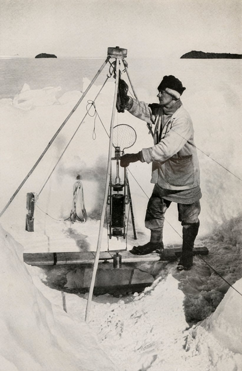 E. W. Nelson med Nansen-Petersen isolerade vattenflaska, c1911, 1913 av Herbert Ponting