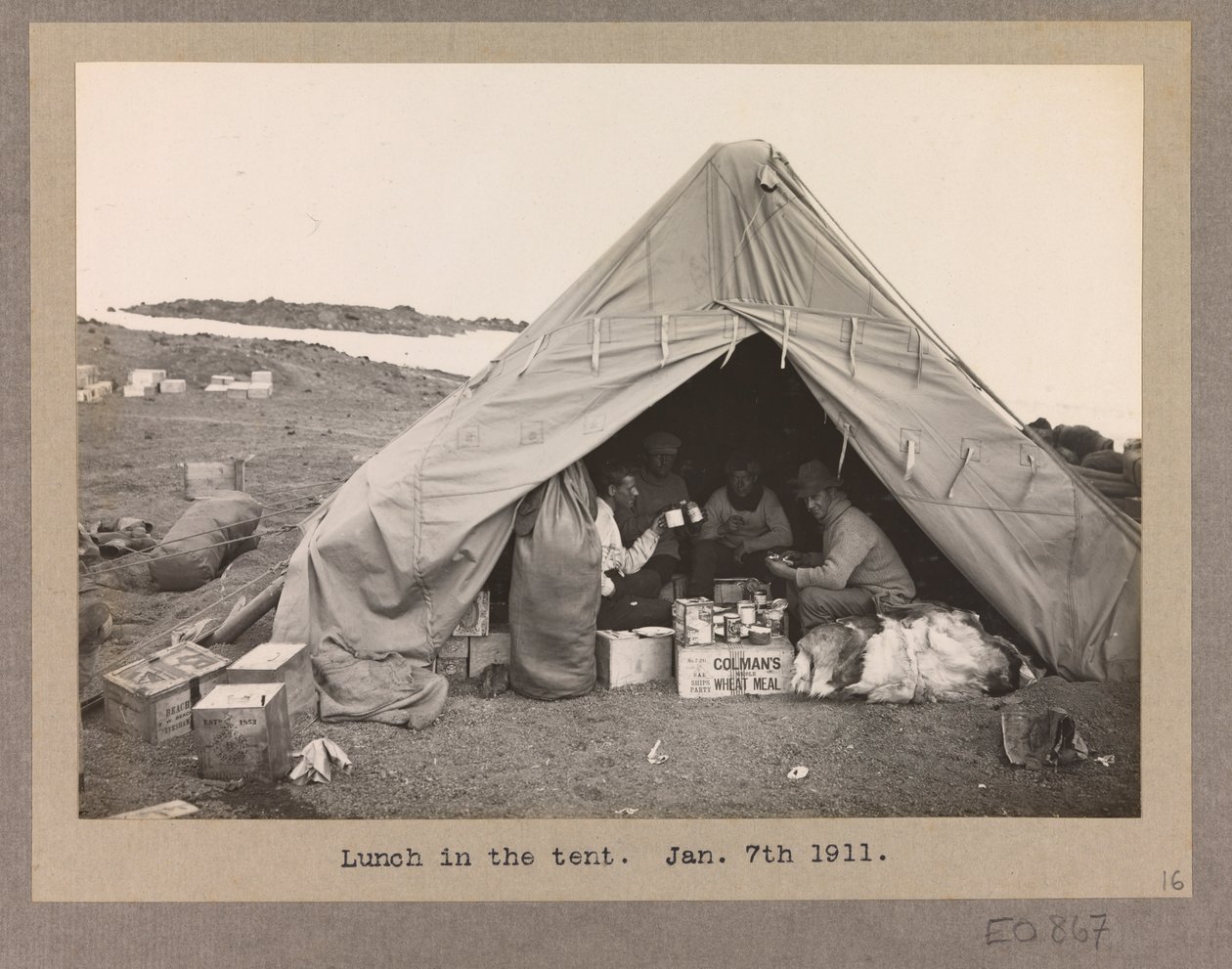 Fyra expeditionsmedlemmar äter lunch i ett tält av Herbert Ponting