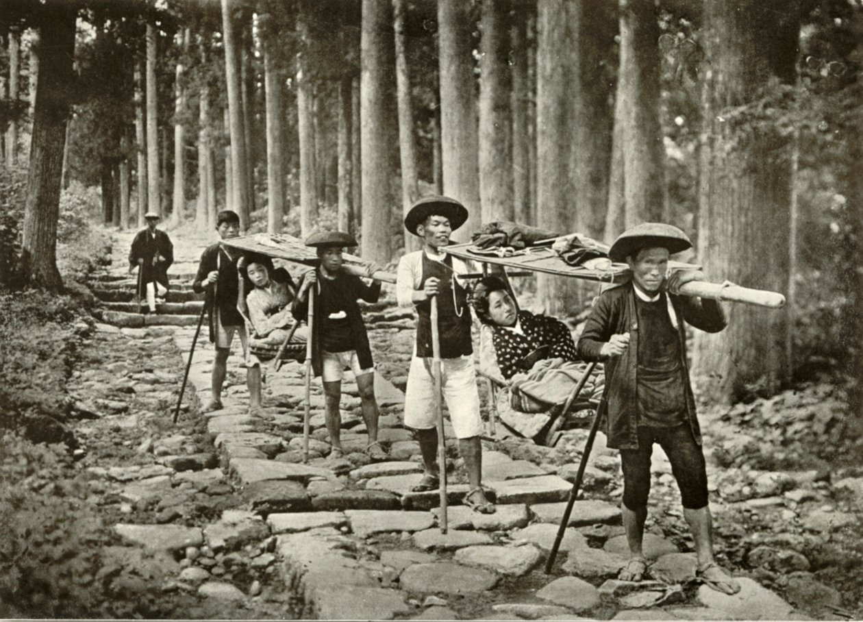 Japanska damer som går till helgedomarna, Nikko, 1910. av Herbert Ponting