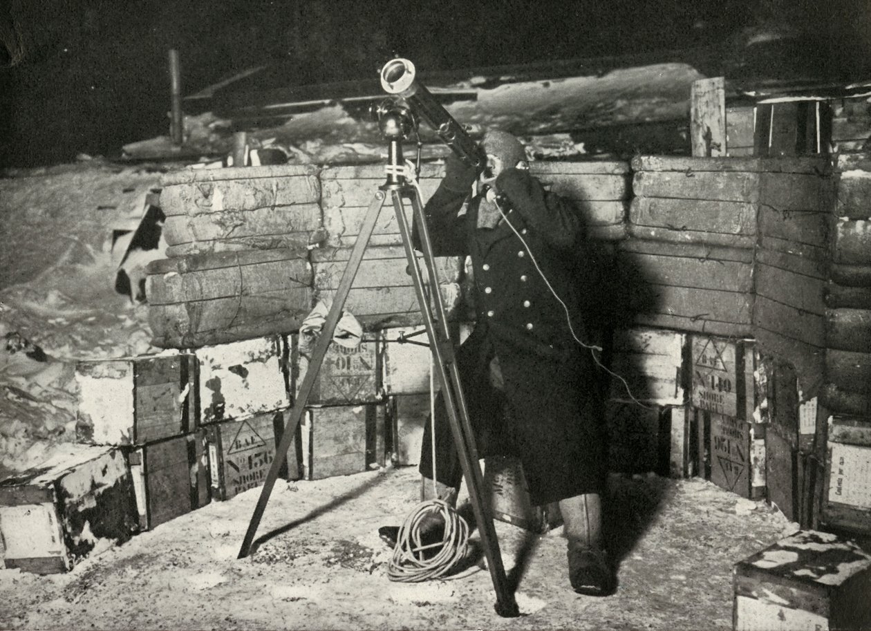 Lieut. Evans observerar en ockultation av Jupiter, 8 juni 1911, 1913 av Herbert Ponting
