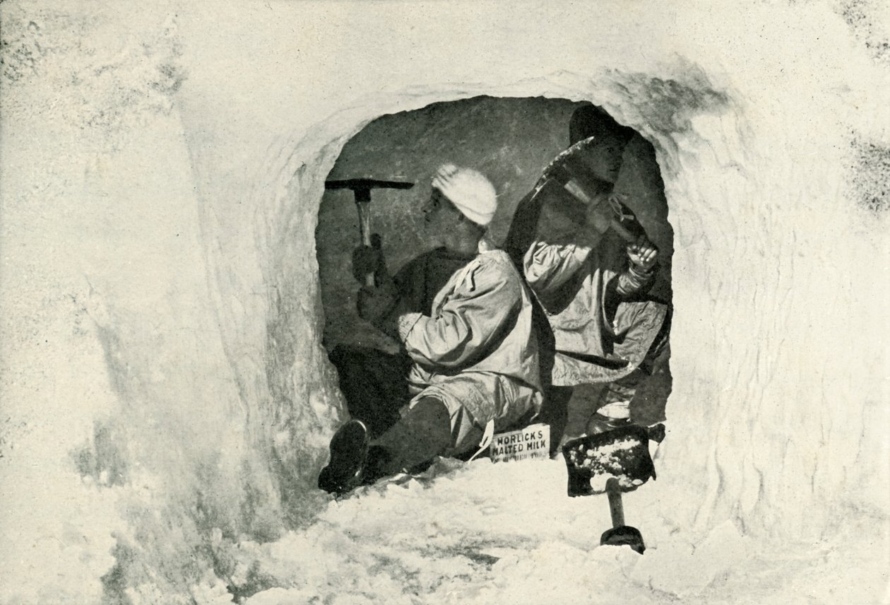 Lieut. Evans och Nelson skär en grotta för kylförvaring, 12 januari 1911, 1913 av Herbert Ponting
