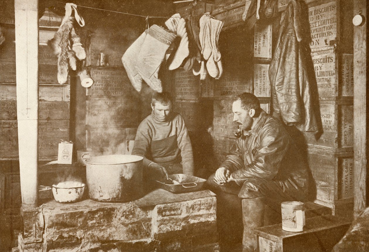 Meares och Demetri vid späckkaminen i Discovery Hut, 3 november 1911, 1913 av Herbert Ponting