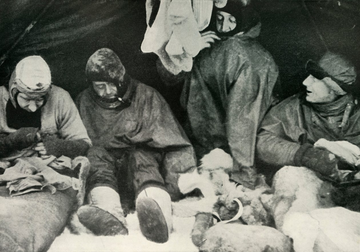 Medlemmar av Polarpartiet kommer i sina sovsäckar, c1911, 1913. av Herbert Ponting