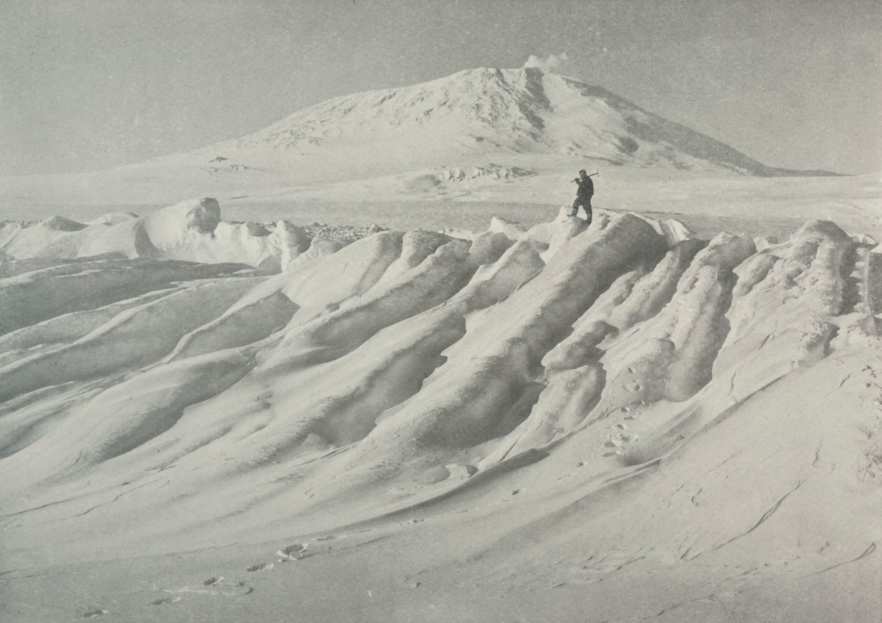 Mount Erebus över ett vattenslitet isberg, oktober 1911, 1913 av Herbert Ponting