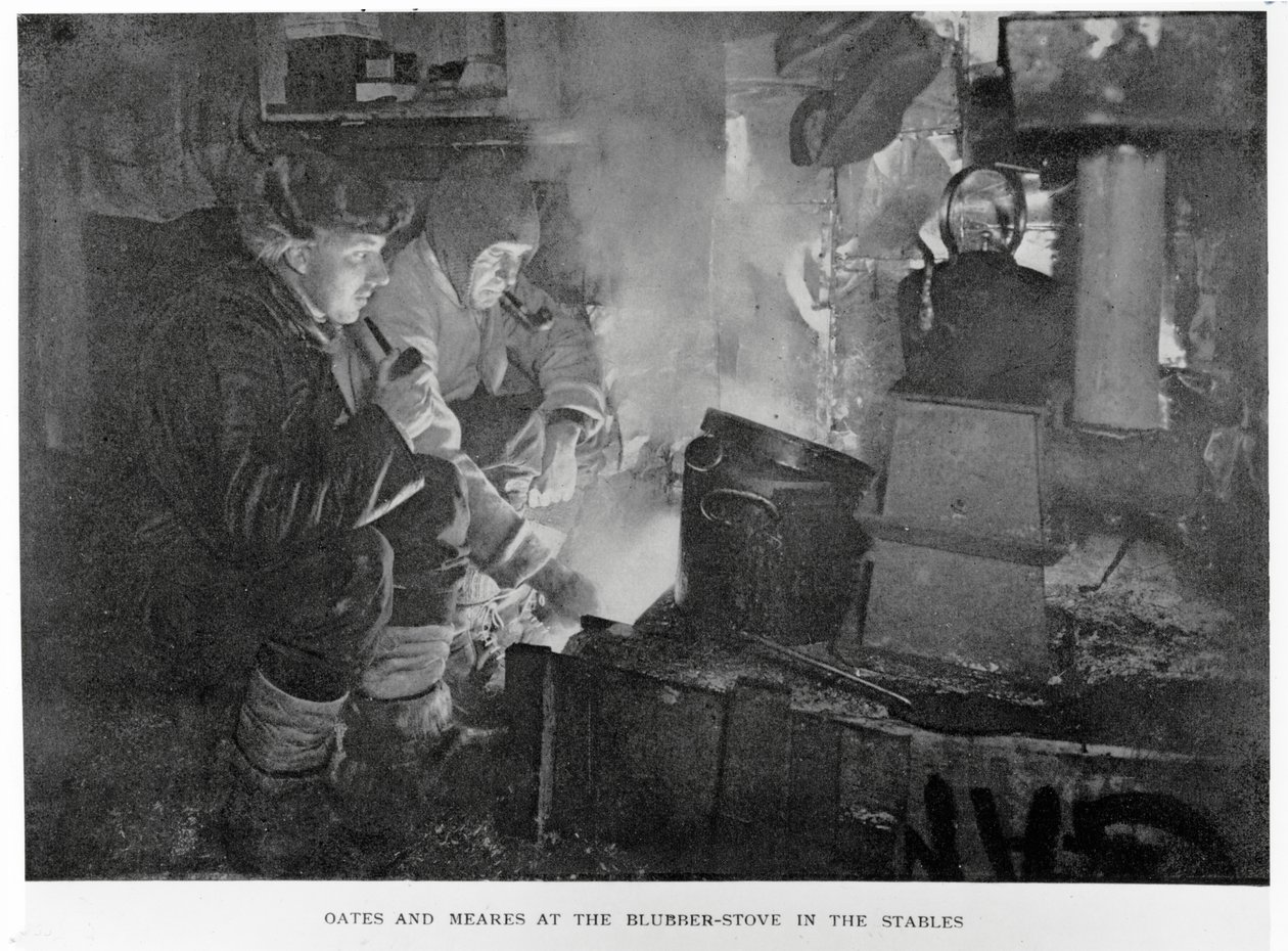 Oates & Meares vid späckkaminen i stallet, 1911 av Herbert Ponting