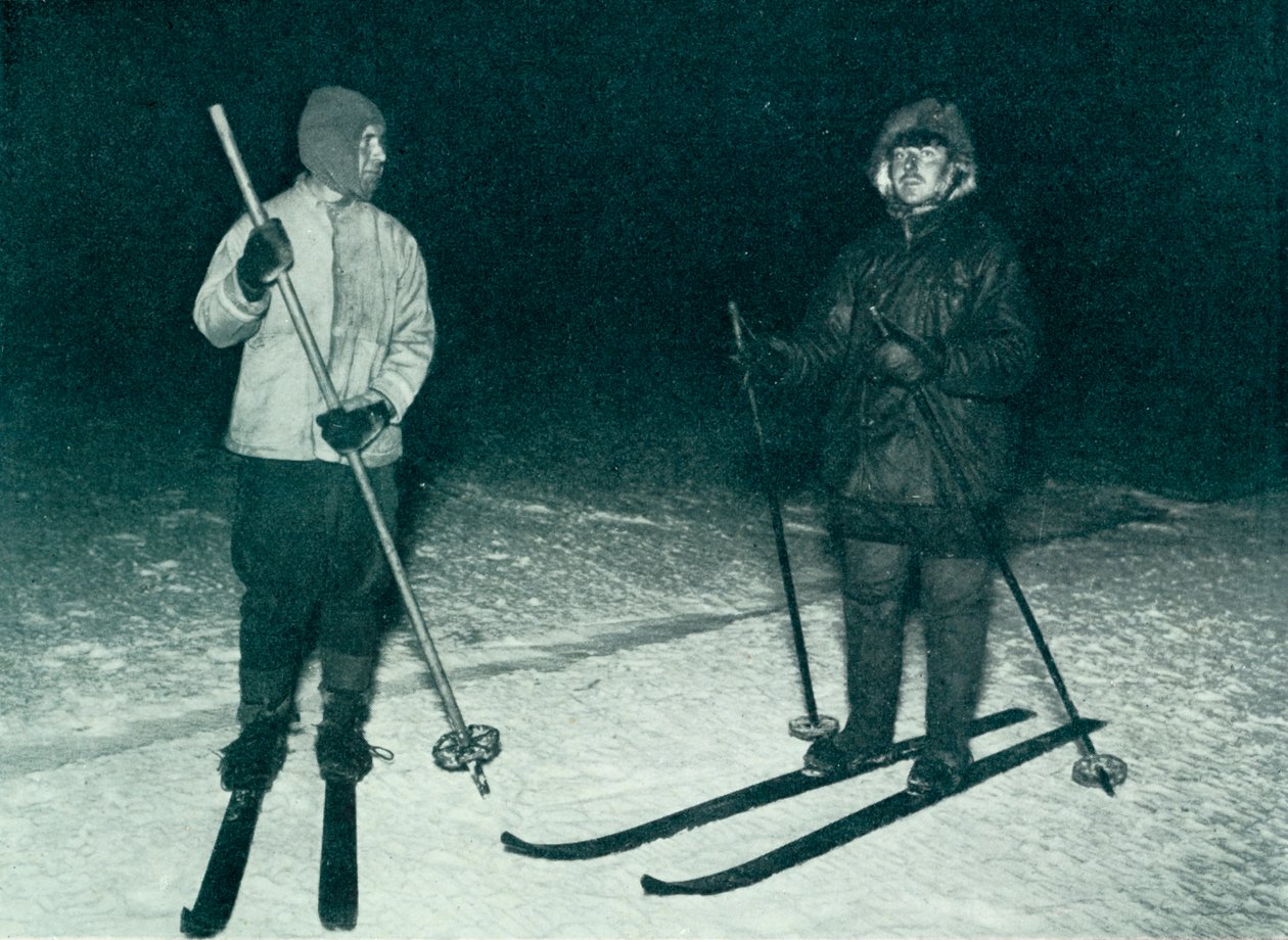 Oates och Meares åker skidor i natten, c1911, 1913 av Herbert Ponting