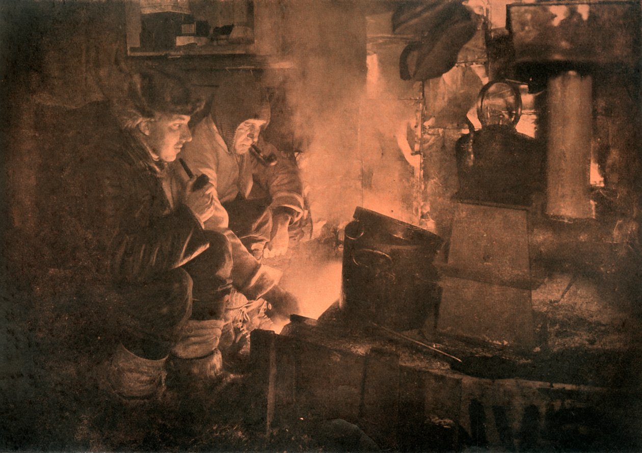 Oates och Meares vid späckkaminen i stallet, 1911, 1913 av Herbert Ponting