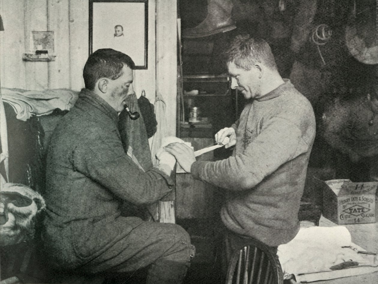 Underofficer Evans binder upp Dr. Atkinsons Hand, 5 juli 1911, 1913 av Herbert Ponting