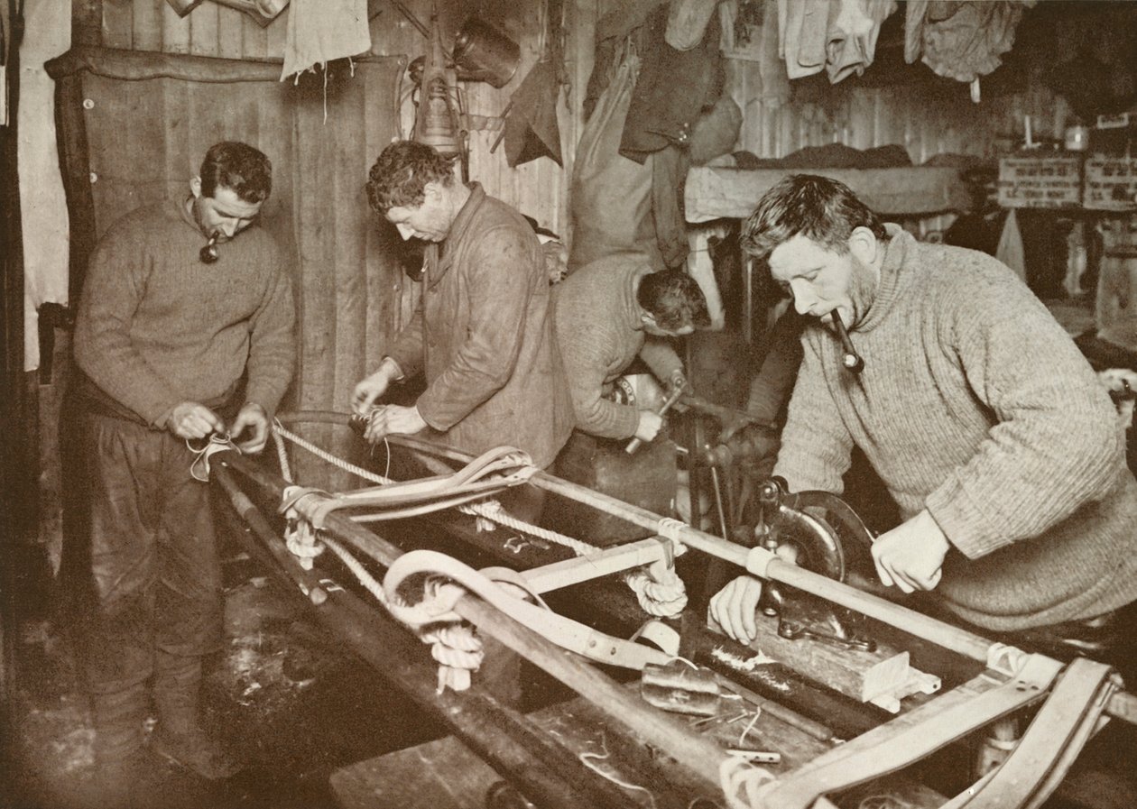 Förbereder slädar för Polar Journey Crean, Forde, Lashly, P.O. Evans, c1911, 1913. av Herbert Ponting