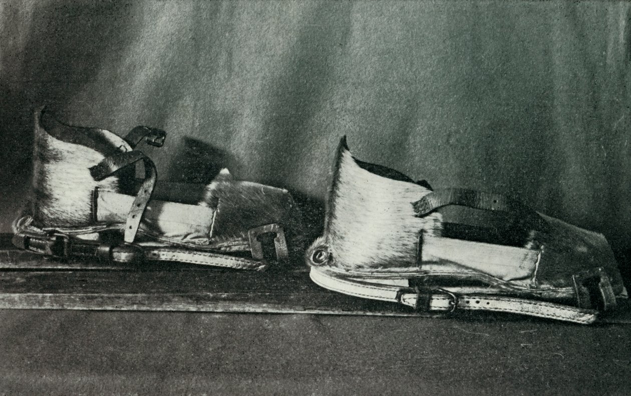 Skidskor för användning med Finnesko, c19101913, 1913 av Herbert Ponting