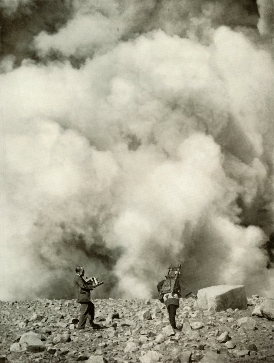Rök och ånga stiger upp från Asamaskratern efter explosionen, 1910. av Herbert Ponting