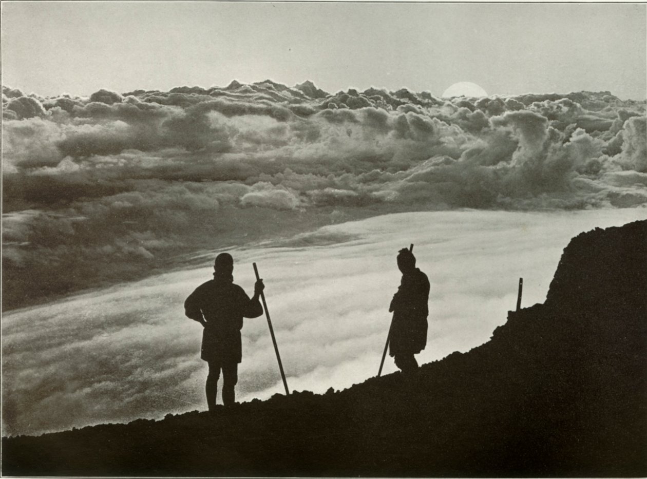 Solnedgång från toppmötet i Fuji, 1910. av Herbert Ponting