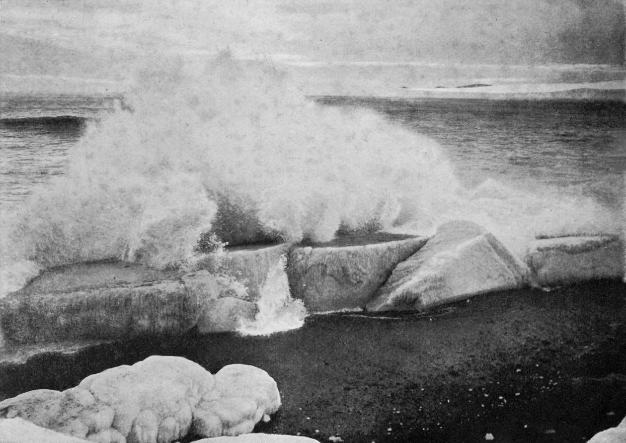 Surfing Breaking Against Stranded Ice at Cape Evans, c19101913, 1913 av Herbert Ponting