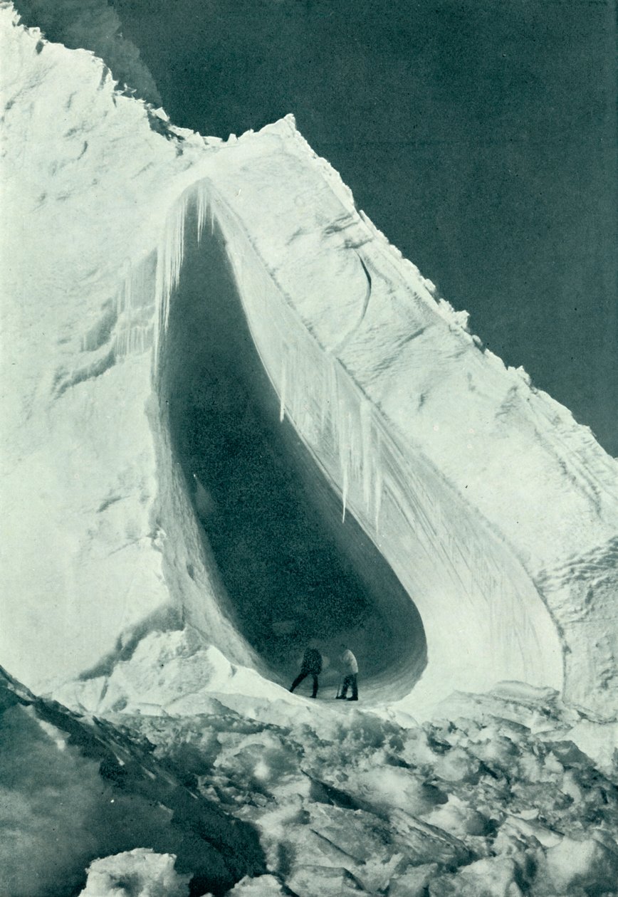 Arch Berg from Without, c19101913, 1913 av Herbert Ponting