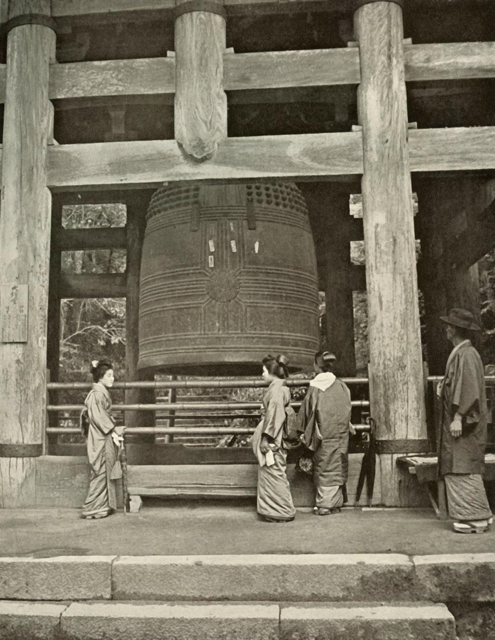 Den stora klockan vid Chio-In-templet, 1910. av Herbert Ponting