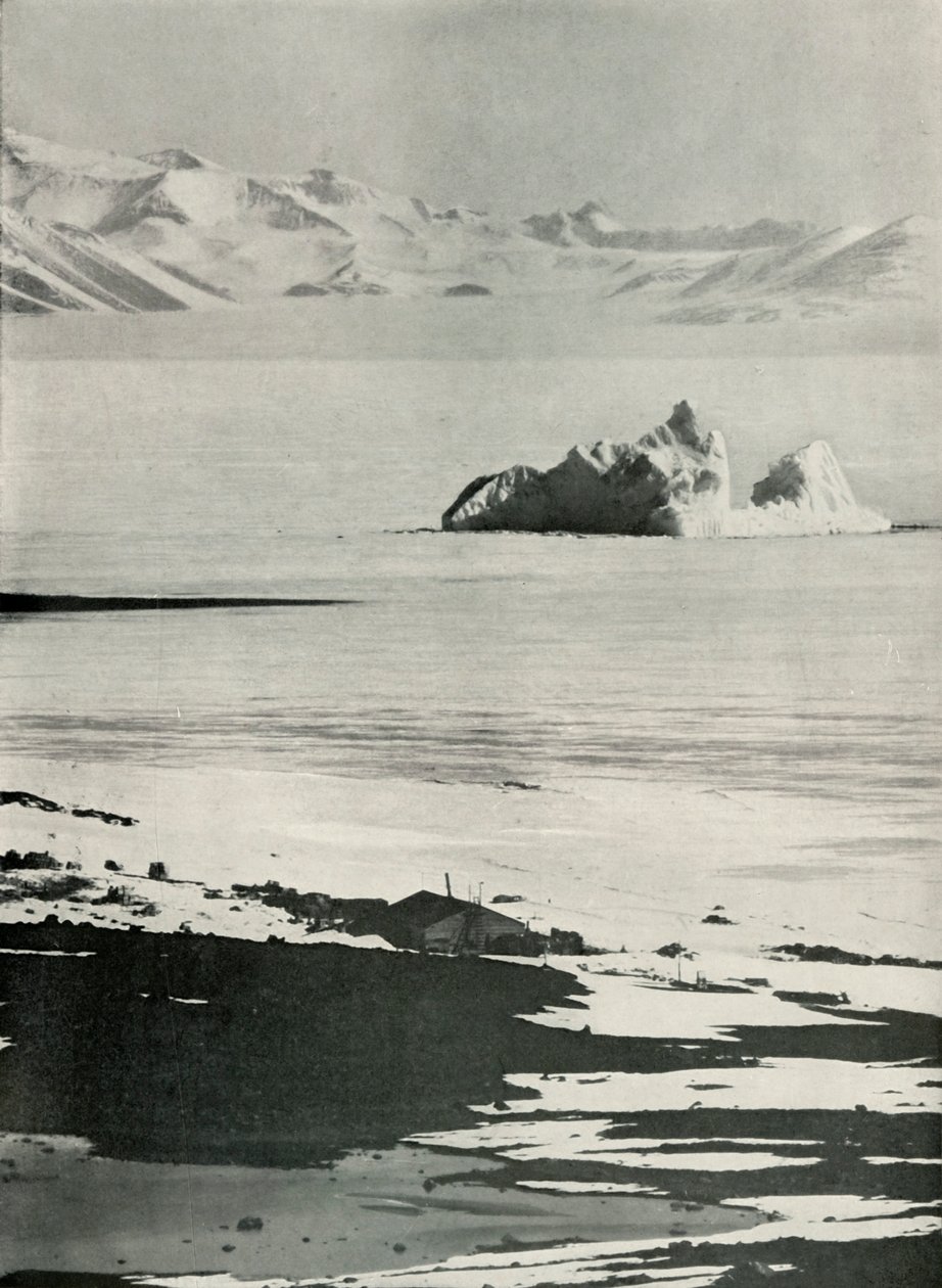 Kojan och västra bergen från toppen av rampen, c19101913, 1913. av Herbert Ponting