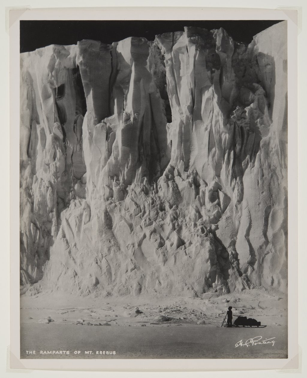 Ramparts of Mount Erebus, (bromidtryck) av Herbert Ponting