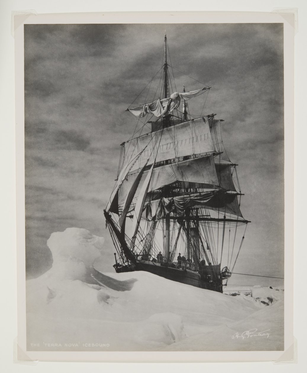 The Terra Nova Icebound (bromidtryck) av Herbert Ponting