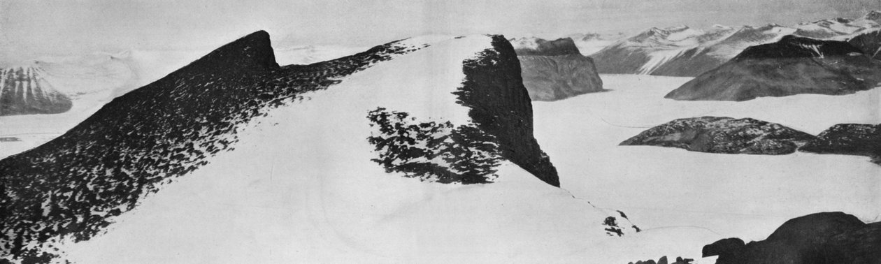 Toppen av Mount Suess, tittar söderut, c1911, 1913. av Herbert Ponting